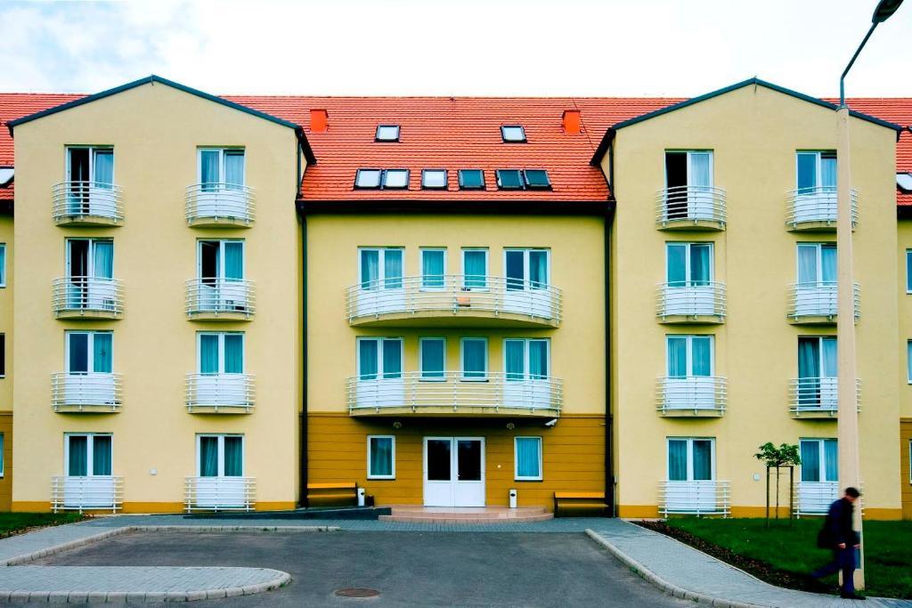 Karoly Robert Diakhotel Gyöngyös Екстериор снимка